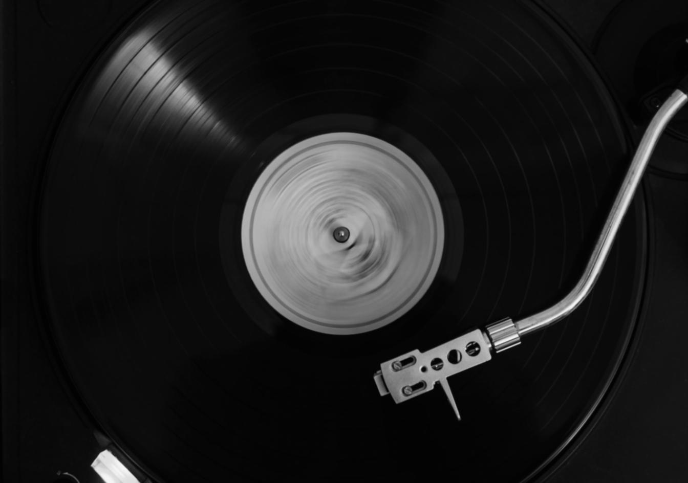 Equipo Populmarke trabajando en estudio musical